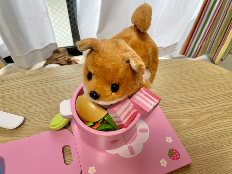 1歳が作ったおままごとの料理を食べさせられる犬のぬいぐるみ