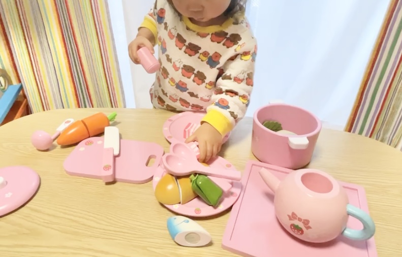 おままごとキッチンで遊ぶ1歳児